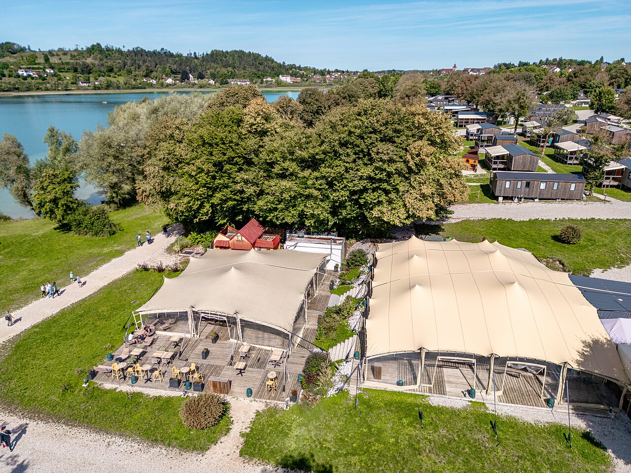 Grote restauranttent, accommodaties op camping CLICOCHIC Grisi�re in Clairvaux-les-Lacs (39).