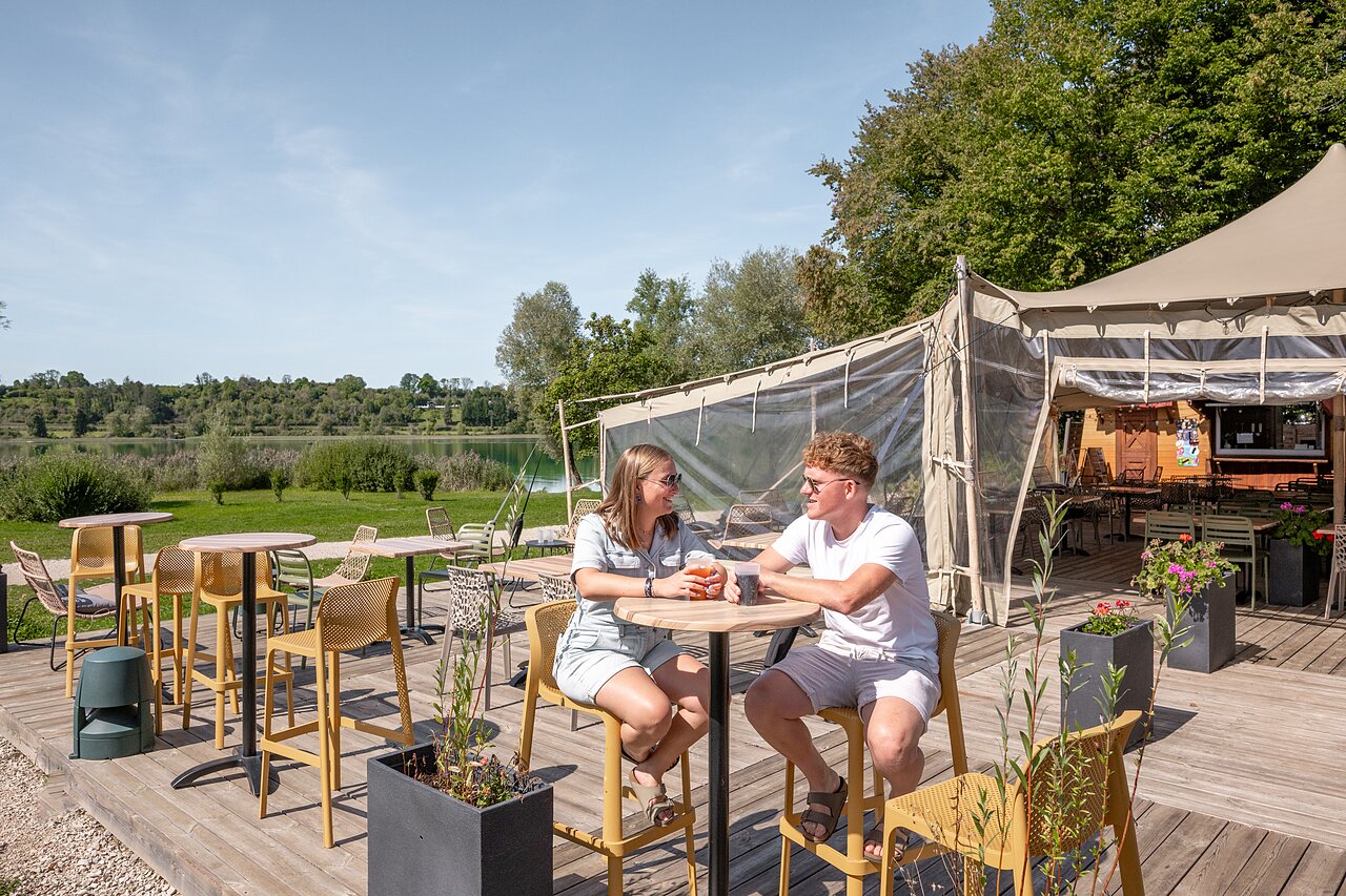 Buitenbar op camping CLICOCHIC Grisi�re in Clairvaux-les-Lacs (39).