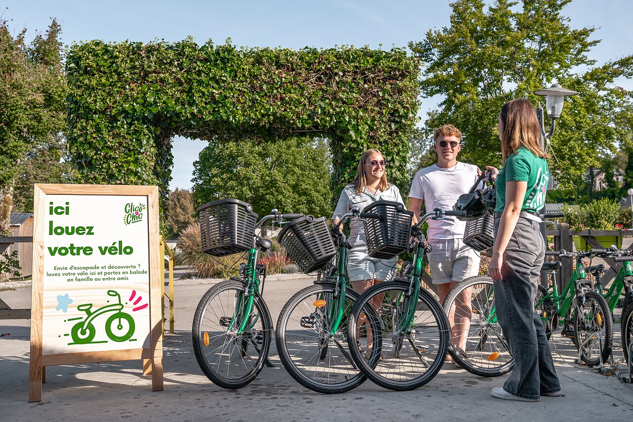 Fietsverhuur groene fietsen met manden voor gezinnen op camping CLICOCHIC Grisi�re in Clairvaux-les-Lacs (39).