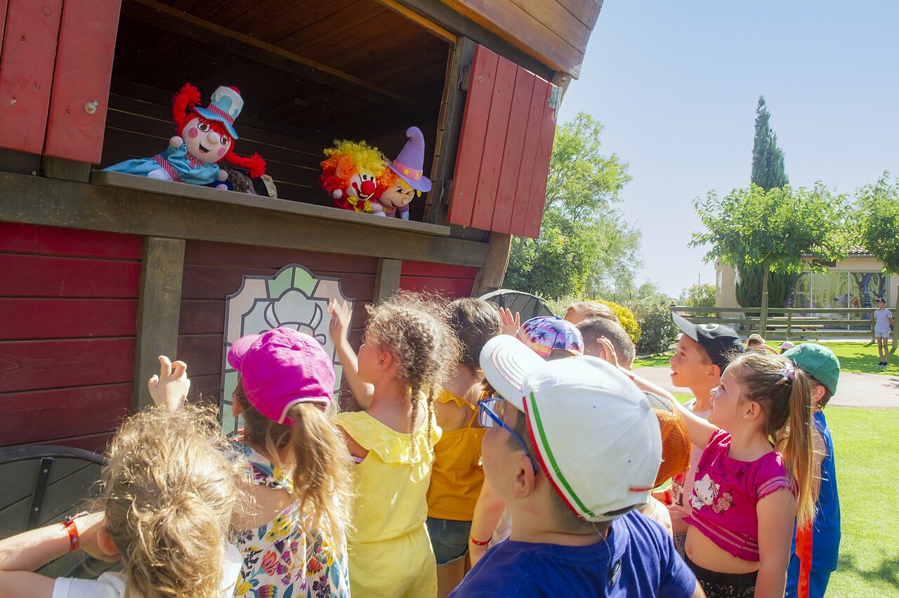 Poppenkastvoorstelling voor kinderen op buitenpodium op camping CLICOCHIC Grisi�re.