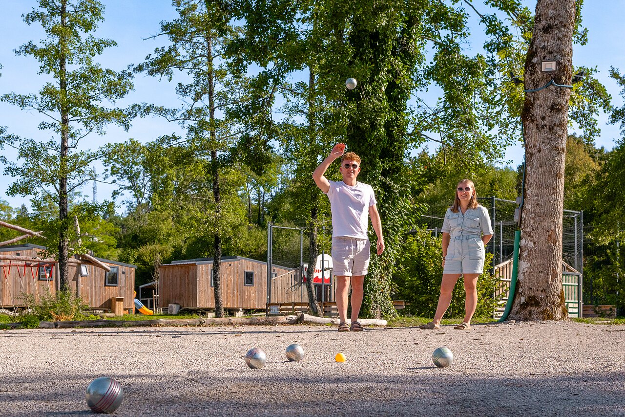 Stel speelt jeu de boules op camping CLICOCHIC Grisi�re.