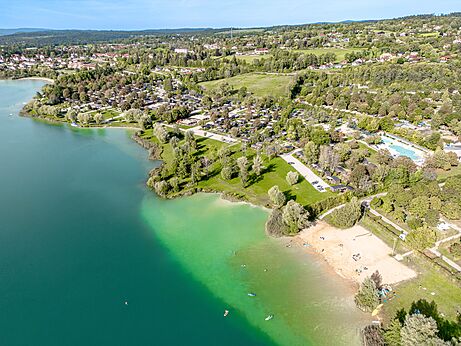 Luchtfoto camping, strand, meer op camping CLICOCHIC Grisi�re in Clairvaux-les-Lacs (39).