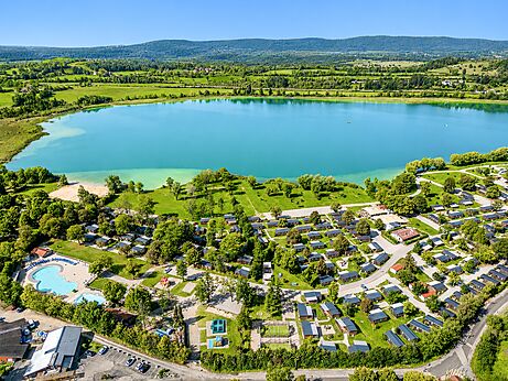 Luchtfoto meer, stacaravans, zwembad op camping CLICOCHIC Grisi�re in Clairvaux-les-Lacs (39).