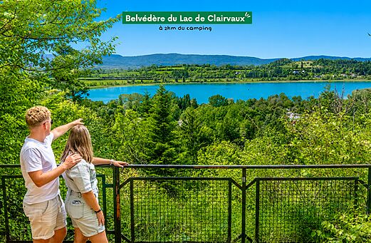 Koppel bewondert Belv�d�re Lac de Clairvaux, panoramisch uitzicht op het Jura meer.