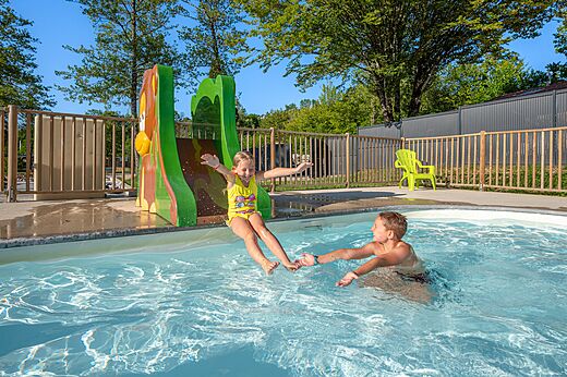 Waterglijbaan en zwembad op camping CLICOCHIC Grisi�re, Clairvaux-les-Lacs (39).