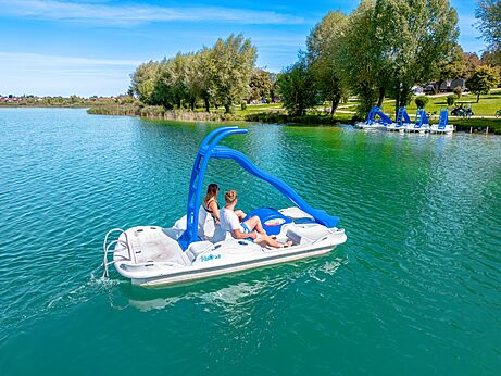 Waterfiets met glijbaan op het meer, wateractiviteiten op camping CLICOCHIC Grisière in Clairvaux-les-Lacs (39).