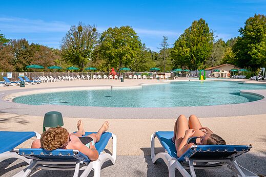 Buitenzwembad, ontspanningsruimte op camping CLICOCHIC Grisi�re in Clairvaux-les-Lacs.