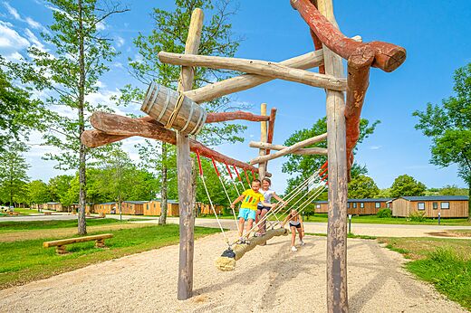 Houten speeltuin met kinderen op camping CLICOCHIC Grisi�re Clairvaux-les-Lacs (39).
