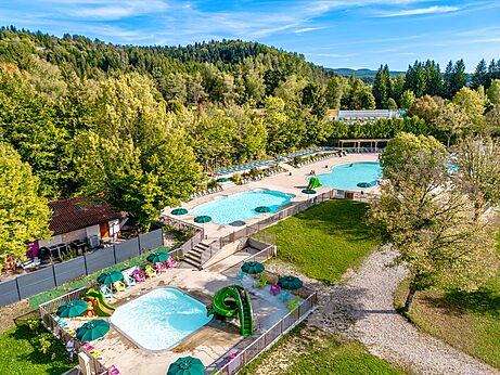 Buitenbaden, waterglijbanen, luchtfoto op camping CLICOCHIC Grisi�re in Clairvaux-les-Lacs (39).