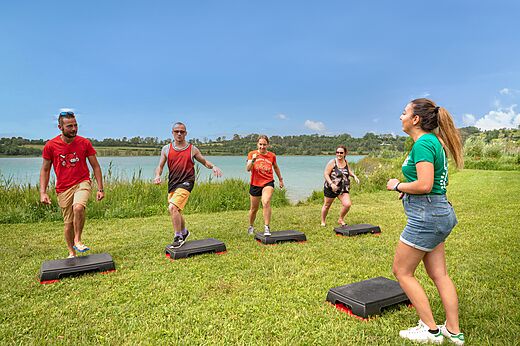Outdoor step les aan het meer op camping CLICOCHIC Grisière.