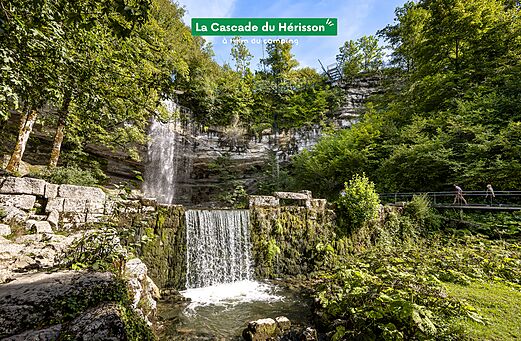 Prachtige Hérisson-waterval, natuurlijke bezienswaardigheid nabij Clairvaux-les-Lacs (39).