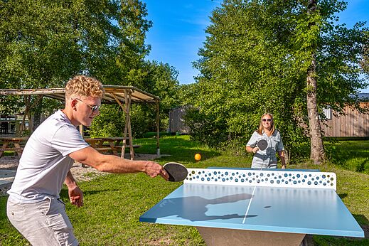 Buiten tafeltenniswedstrijd op camping CLICOCHIC Grisi�re in Clairvaux-les-Lacs (39).