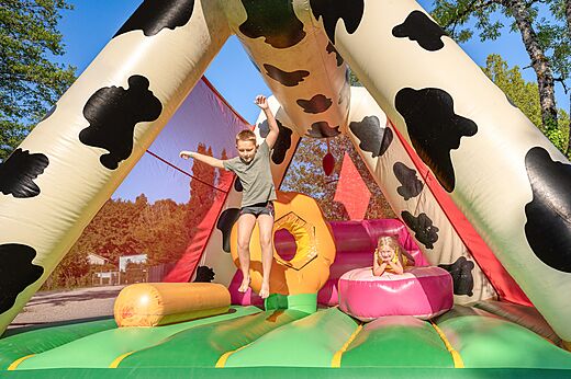 Gigantische opblaasbare structuur voor kinderen op camping CLICOCHIC Grisi�re in Clairvaux-les-Lacs (39).