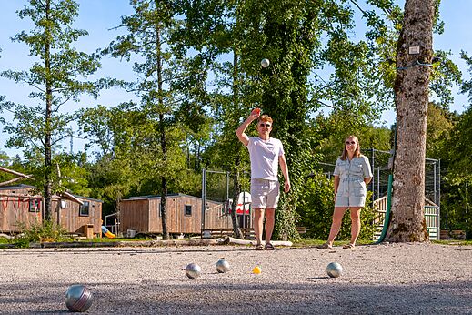 Stel speelt jeu de boules op camping CLICOCHIC Grisi�re.