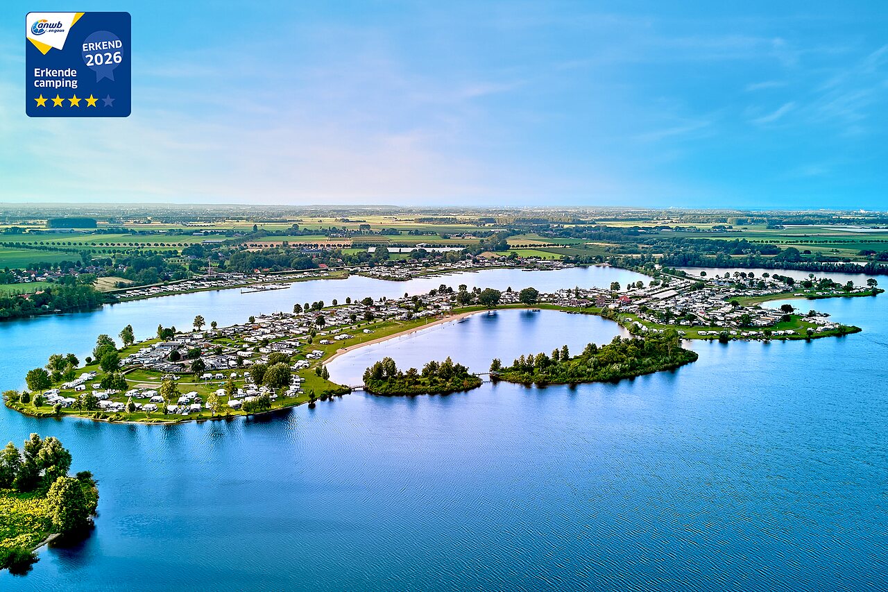 Kampeerplaatsen, strand aan het meer, luchtfoto van camping CAPFUN Groene Eiland in Appeltern.