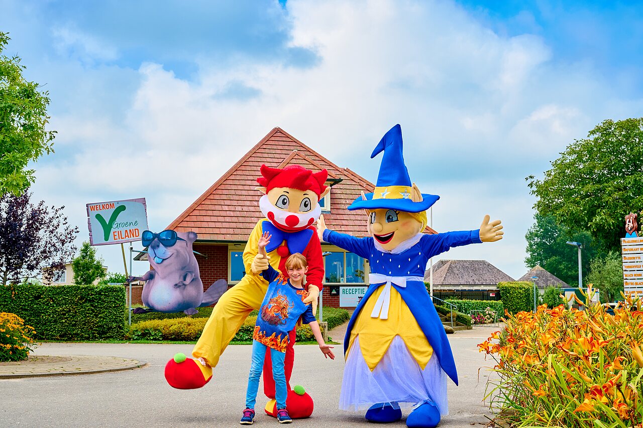 Mascottes en lachend kind voor de receptie op camping CAPFUN Groene Eiland in Appeltern.