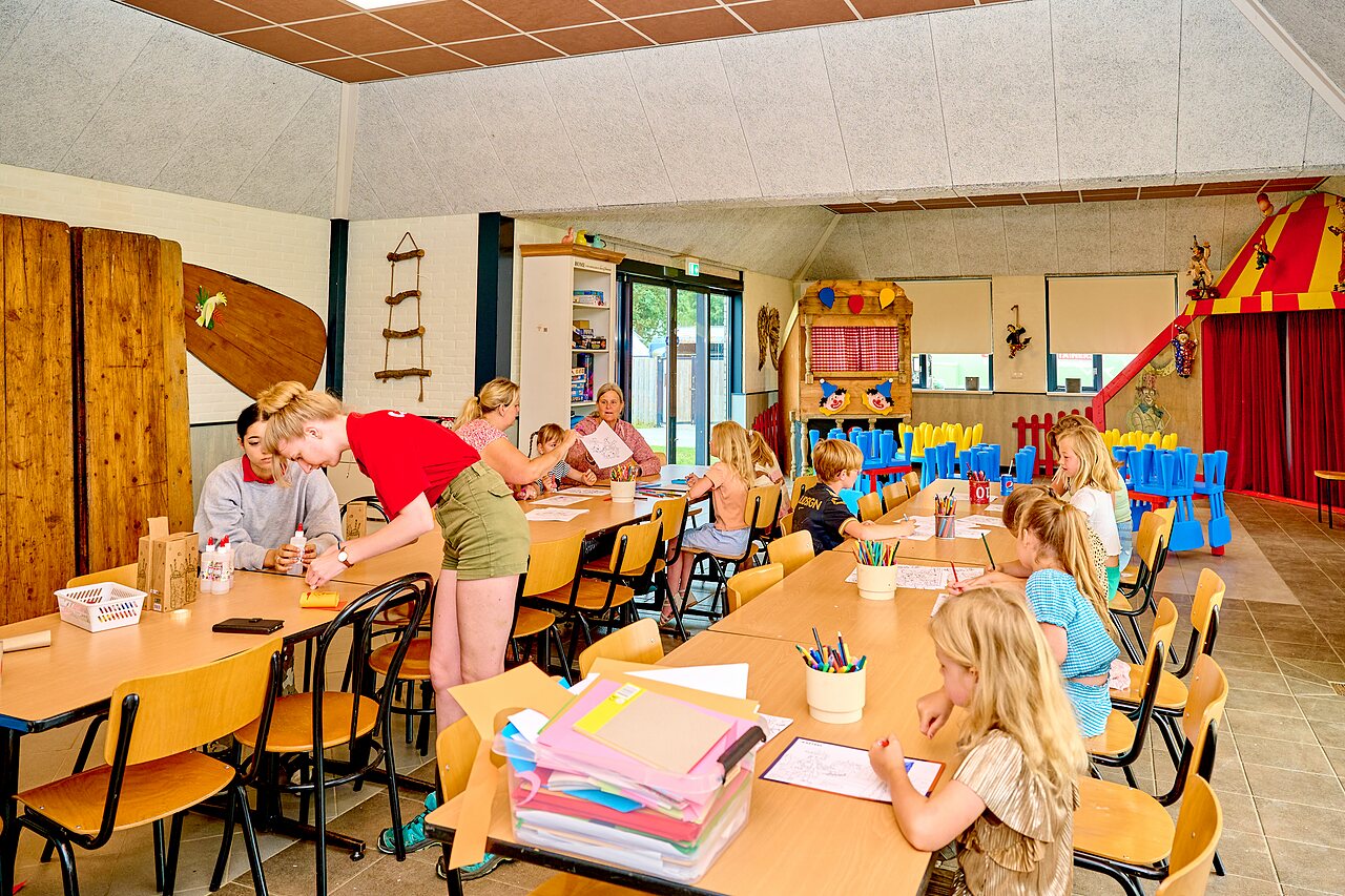 Kinderen doen creatieve activiteiten met animatoren op camping CAPFUN Groene Eiland in Appeltern.
