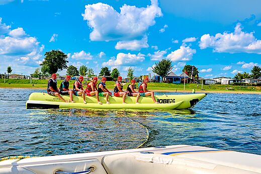 Vakantiegangers op bananenboot op camping CAPFUN Groene Eiland in Appeltern.