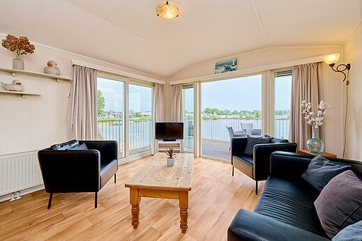 Moderne Mobil-home woonkamer, uitzicht op water, camping CAPFUN Groene Eiland.