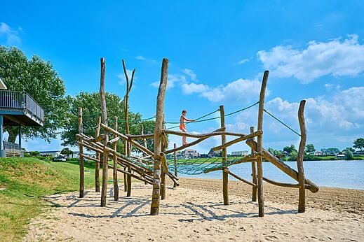 Houten speeltuin op het strand van camping CAPFUN Groene Eiland in Appeltern.