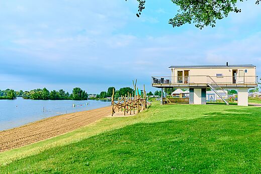 Stacaravan met terras, zandstrand, speeltuin op CAPFUN Groene Eiland Appeltern.