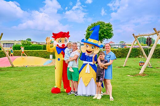 Campingmascottes en lachende families op camping CAPFUN Groene Eiland in Appeltern.
