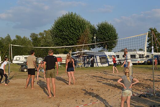 Beachvolleybalwedstrijd op zandveld op camping CAPFUN Groene Eiland in Appeltern.