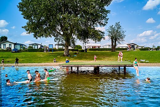 Meerstrand met steiger en zwemmen op camping CAPFUN Groene Eiland in Appeltern.
