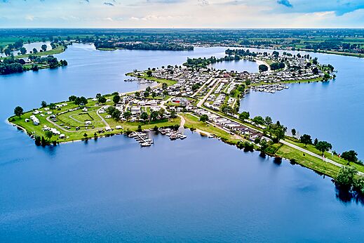 Camping CAPFUN Groene Eiland in Appeltern: luchtfoto, stacaravans, staanplaatsen, haven.