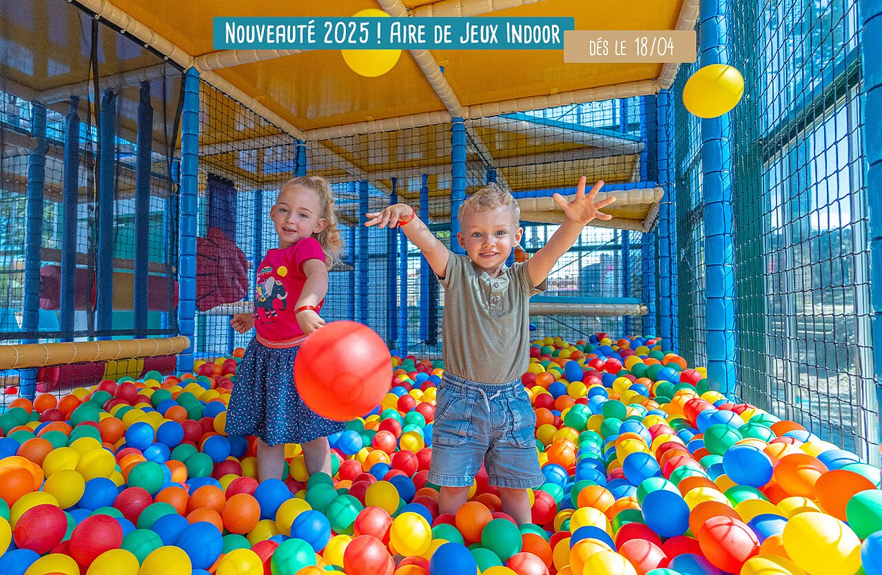 Indoor speeltuin, ballenbak, kinderen op camping VAGUES OCEANES Grosses Pierres in Saint-Georges-d'Ol�ron (17).