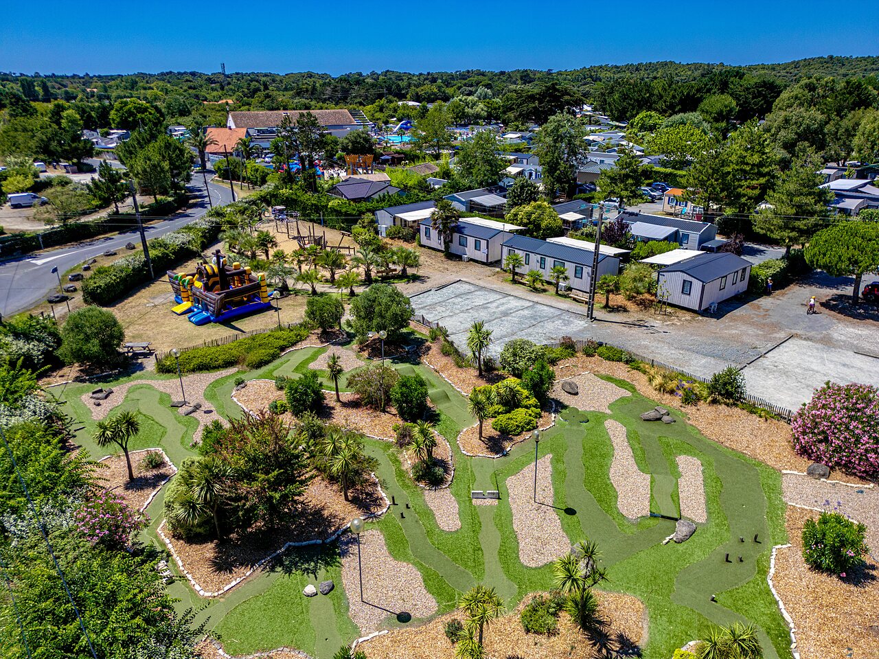 Minigolf en opblaasbare spelen op camping VAGUES OCEANES Grosses Pierres in Saint-Georges-d'Ol�ron.