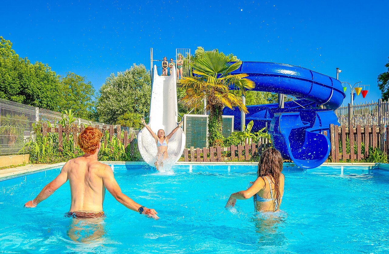 Waterglijbanen en buitenzwembad op camping VAGUES OCEANES Grosses Pierres in Saint-Georges-d'Ol�ron (17).