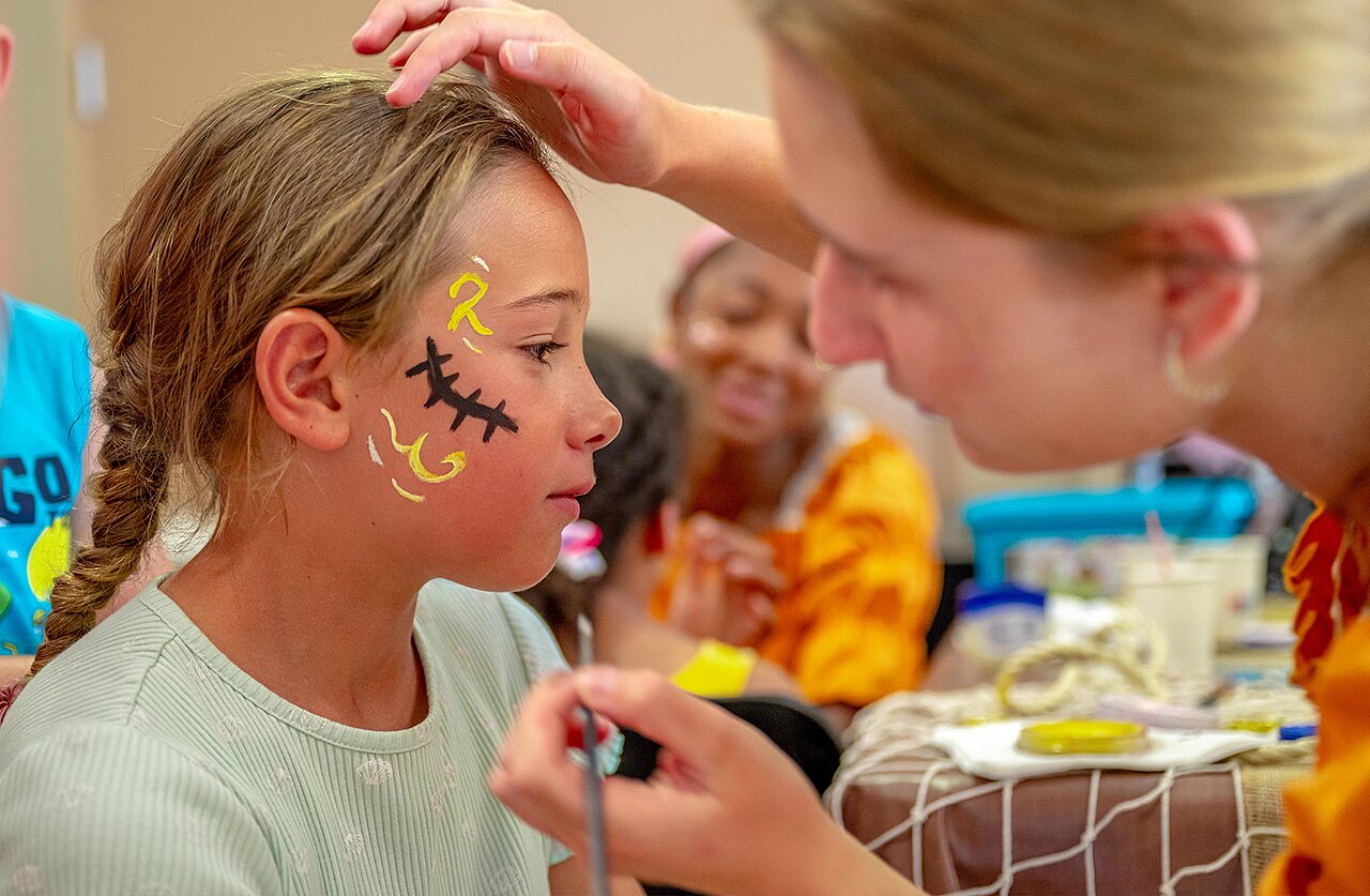 Kinder schmink workshop op camping VAGUES OCEANES Grosses Pierres in Saint-Georges-d'Ol�ron (17).