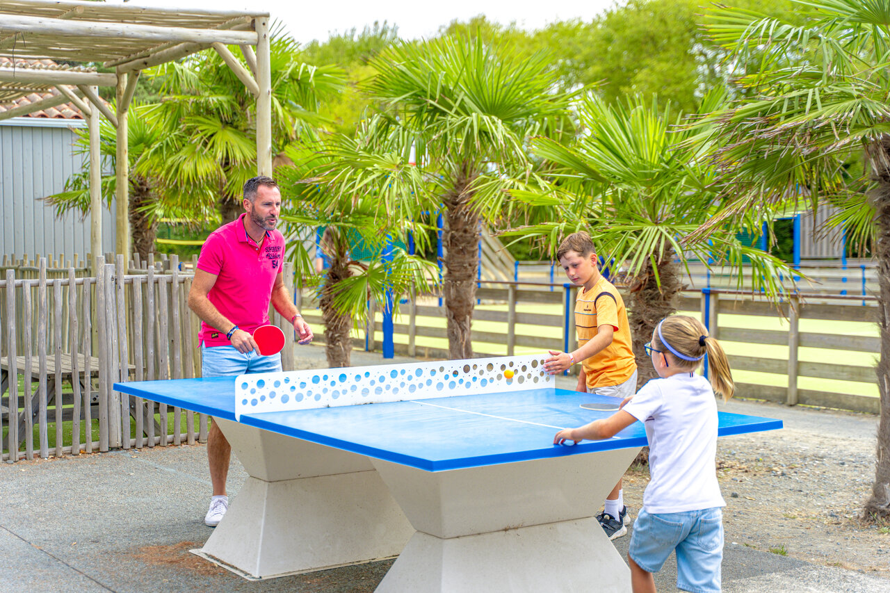 Buiten tafeltennis met familie op camping VAGUES OCEANES Grosses Pierres in Saint-Georges-d'Ol�ron.