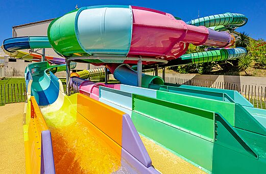 Kleurrijke reuzenglijbanen op camping VAGUES OCEANES Grosses Pierres in Saint-Georges-d'Oléron (17).