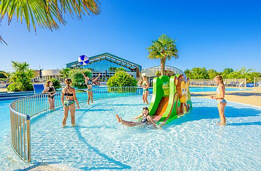 Kinderbad, kindglijbaan op camping VAGUES OCEANES Grosses Pierres in Saint-Georges-d'Oléron (17).