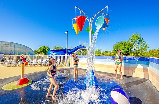 Waterspeeltuin voor kinderen op camping VAGUES OCEANES Grosses Pierres in Saint-Georges-d'Oléron (17).