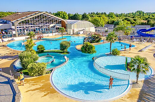 Groot waterpark met zwembaden en glijbaan op camping VAGUES OCEANES Grosses Pierres in Saint-Georges-d'Oléron.