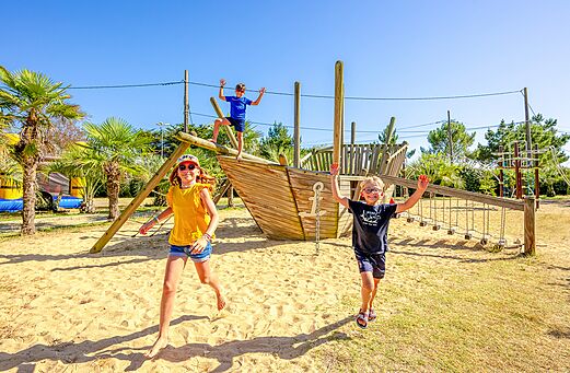 Speeltuin piratenschip met kinderen op camping VAGUES OCEANES Grosses Pierres.