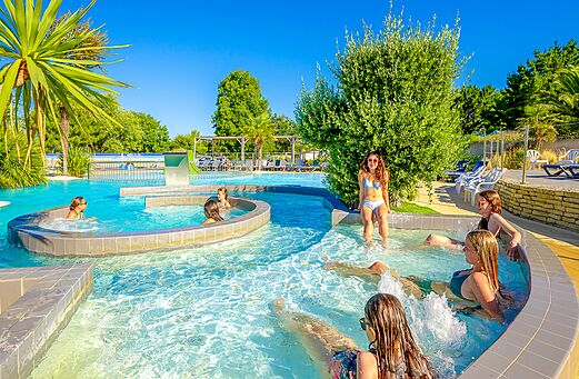 Buitenbad met jets en zwemmers op camping VAGUES OCEANES Grosses Pierres in Saint-Georges-d'Oléron (17).