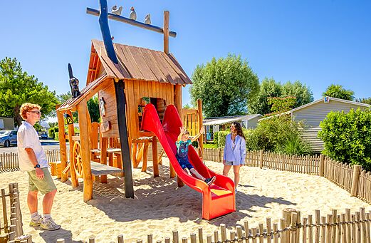 Speeltuin glijbaan kinderen op camping VAGUES OCEANES Grosses Pierres in Saint-Georges-d'Ol�ron (17).