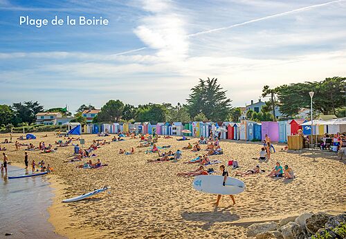 Plage de la Boirie met kleurrijke strandhuisjes en badgasten in Saint-Georges-d'Oléron.