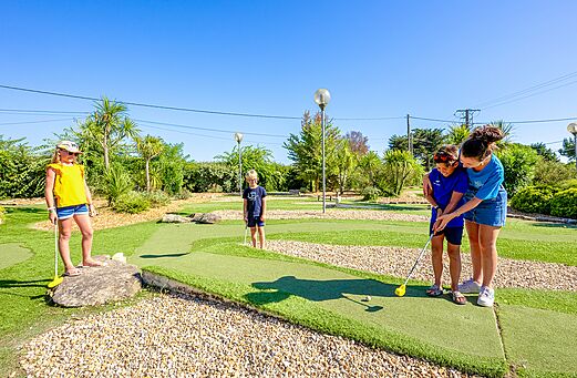 Familie minigolf op camping VAGUES OCEANES Grosses Pierres in Saint-Georges-d'Oléron (17).