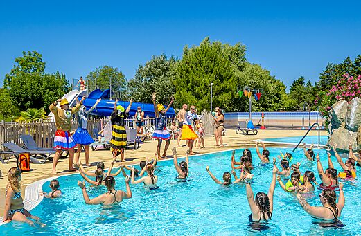 Feestelijke wateranimatie in zwembad met glijbanen op camping VAGUES OCEANES Grosses Pierres.