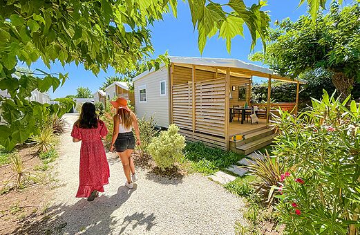 Modern stacaravan met terras op camping VAGUES OCEANES Grosses Pierres Oléron.