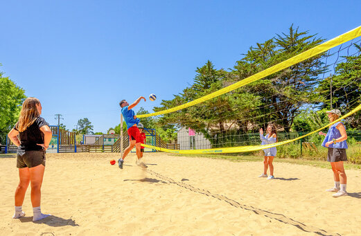 Beachvolleybalspelers op het sportterrein van camping VAGUES OCEANES Grosses Pierres in Saint-Georges-d'Oléron (17).