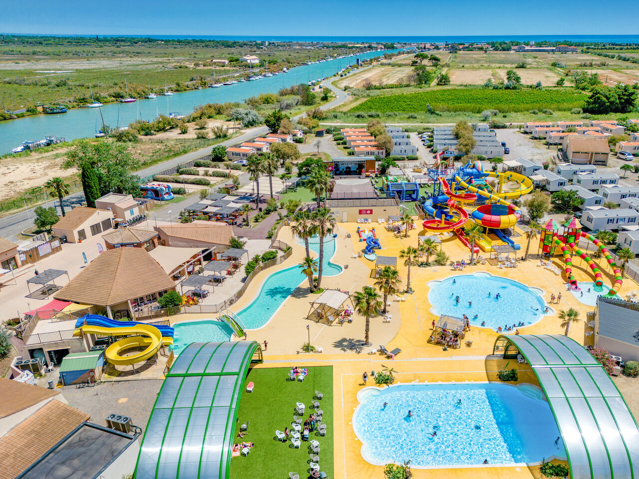 Gigantisch waterpark, zwembaden en stacaravans op camping VAGUES OCEANES Hamacs in Fleury (11).