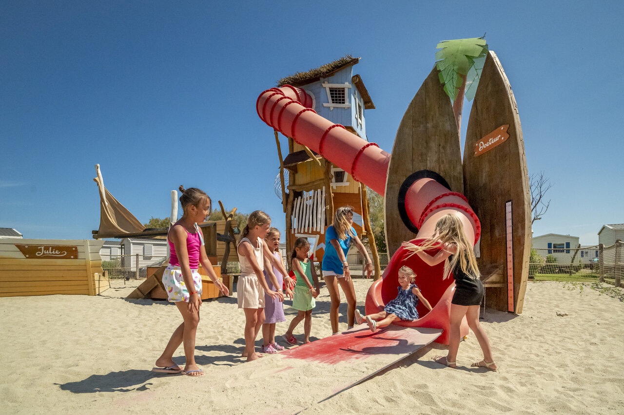 Reuzenglijbaan, zand speeltuin op camping VAGUES OCEANES Hamacs Fleury (11).