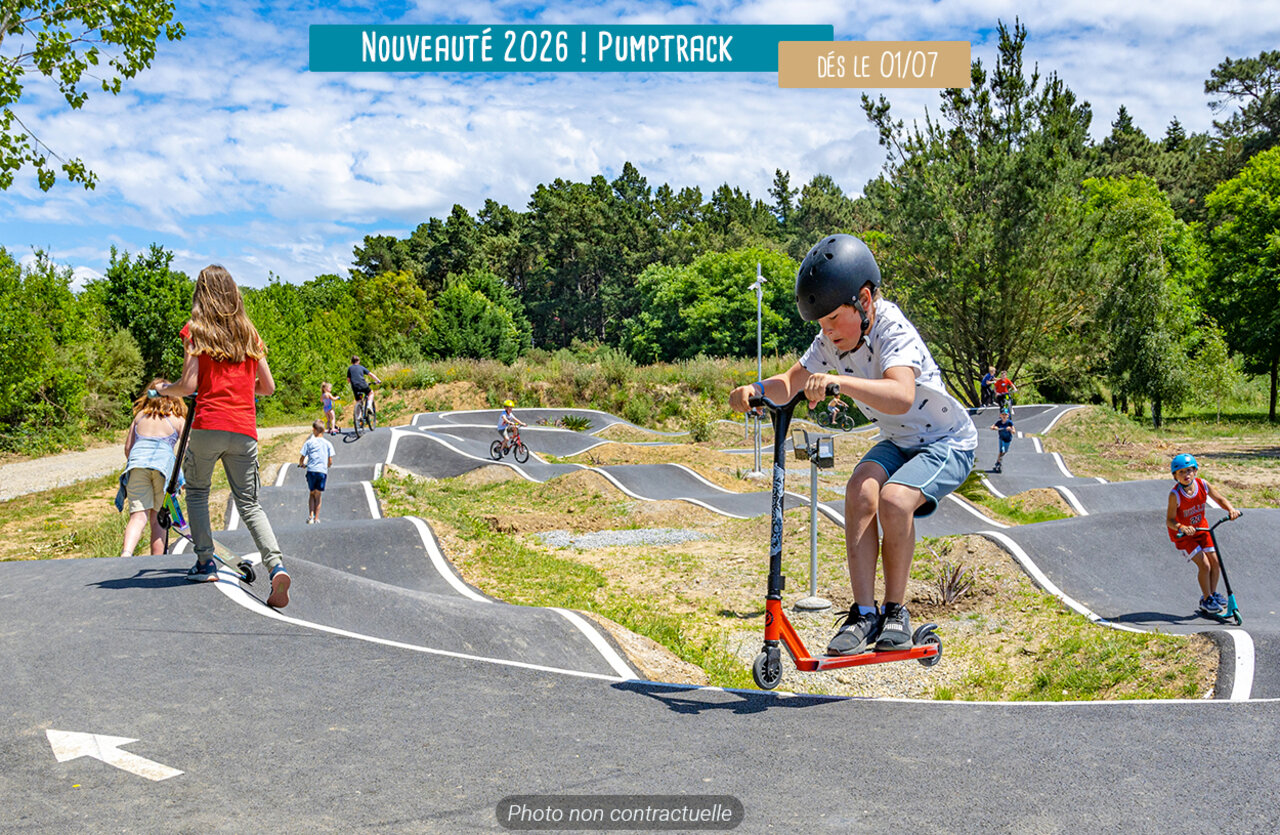 Moderne pumptrack voor scooters en fietsen, actieve kinderen op camping VAGUES OCEANES Hamacs � Fleury (11).