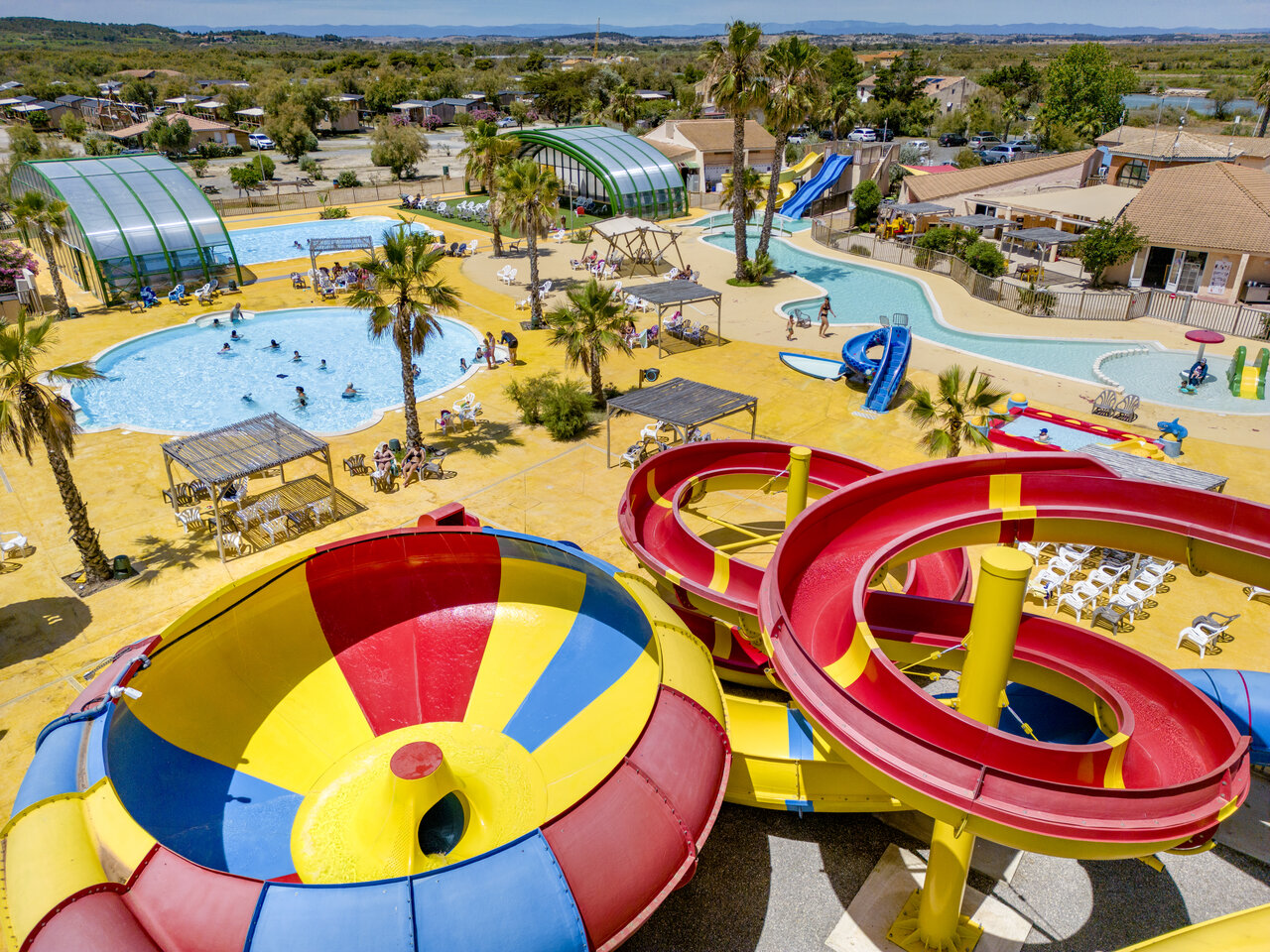 Groot waterpark met reuzenglijbanen en zwembaden op camping VAGUES OCEANES Hamacs in Fleury (11).